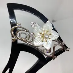 041702 樹脂　結婚式　鼈甲黒甲風　流水立体白蝶貝の桜　バチ　かんざし　簪