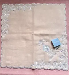 【新品未使用】WEDGWOOD ふわふわ 刺繍入りタオルハンカチ 薄ピンク