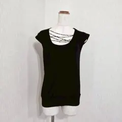 TO BE CHIC　クロスストラップ ノースリーブカットソー ブラック（II）