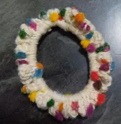 ハンドメイド ポンポン付き ニットシュシュ