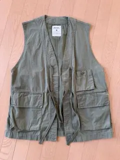 ニコアンドオリーブ色の4ポケットベスト