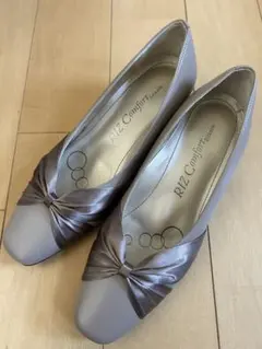 未使用　Riz Comfort ベージュ サテンリボンパンプス　23 EEEのサムネイル