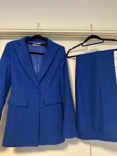 青色ジャケットとパンツのセットアップ