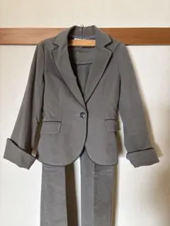 レディースFEEL FIELD’Sのスーツ　ライトグレー 袖を折っても可愛いです