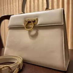 フェラガモ ガンチーニ トップハンドル 白　ショルダー付属