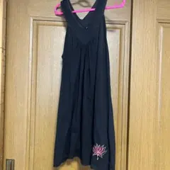 【amina】ノースリーブ チュニック 黒 刺繍入りのサムネイル