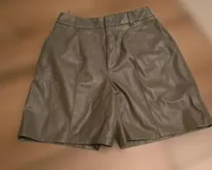 GU カーキの合成皮革ショートパンツ