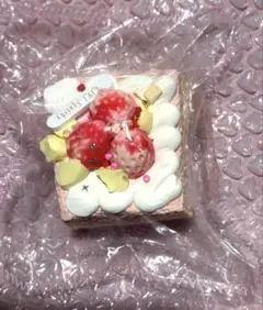 kikisquishy キキスクイーズ いちごホールケーキ - メルカリ