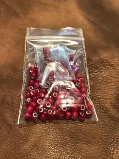 2ミリ鹿革白色紐濃極赤ビーズ約5ミリ前後幅使用ビーズ部分50センチネック147 鹿革 紐 レザー 革ひも 革紐 平紐 ディアスキン 5mm 190cm