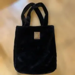 黒いファートートバッグ