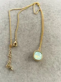 スワロフスキークリスタルのネックレス