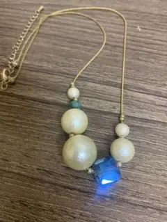 パール風と青色のビーズのネックレス