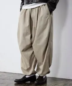 BEAMS ワイドストレート ２プリーツ バルーン チノパンツ Sサイズ