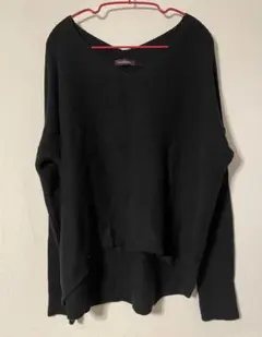 黒のVネック長袖ニットセーター