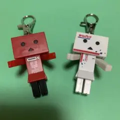 ゆうパックダンボー•郵便ポストダンボー キーホルダー 赤•白 セット 可動式の腕