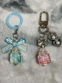 リボン付きチャームと香水・ハート型パーツ2個セット