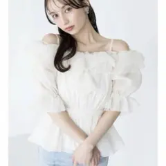dazzlin シアーペプラムボリュームオフショルトップスのサムネイル