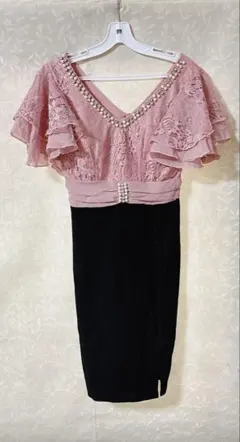 ピンクと黒のタイトフィットドレス