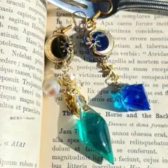 天体魔法使いと三日月のエメラルド色とトパーズ色のフローライト鉱物レジンピアス