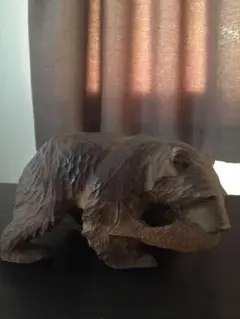 熊の木彫りの置物（右向き）