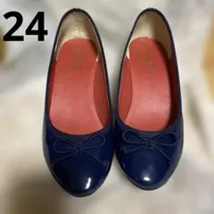 ネイビー エナメル パンプス リボン付きのサムネイル
