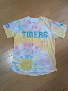 阪神タイガース トラコユニフォーム タイダイ柄Fサイズ　ピンバッジつき