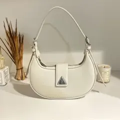 CHARLES & KEITH トライアングルバックル ベルトショルダーバッグ