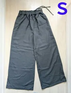 グレー ワイドパンツ