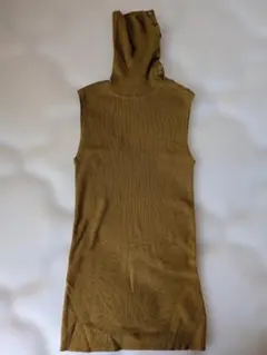 ボタン付きタートルネックノースリーブニット