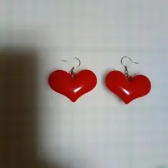 ハート型赤色ピアス