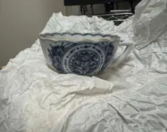 青い花柄の陶器皿