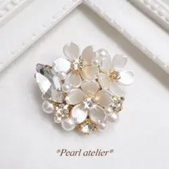 白花＊パール＆ビジューブローチ✨　式　卒業式　入学式　桜モチーフ　ハレの日　軽量