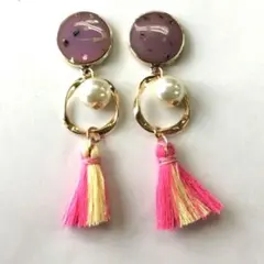 2129 シェル入り紫チャームとパール、フーブとピンクイエロータッセルのピアス