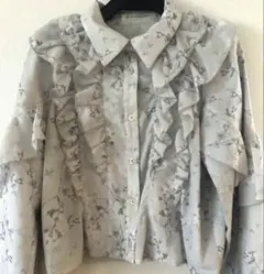 【新品】マジェスティックレゴン　花柄フリルブラウスのサムネイル