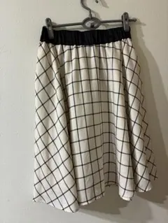 CLEF DE SOLホワイトと黒のチェック柄フレアスカート