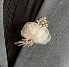ブローチ　コサージュ　白　花　ゴールド　パール　卒業　入学　結婚式 フラワー