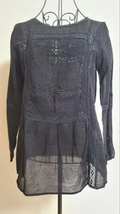 アナカ　黒い刺繍入り長袖ブラウス