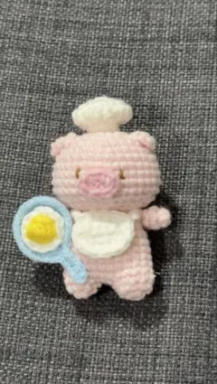 ぶた あみぐるみ キーホルダー 手編み かわいい コック帽
