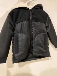 フード付き黒ジャケット