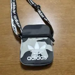 adidas ショルダーバッグ　カモフラージュ