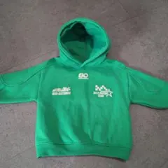 緑色フード付きトレーナー