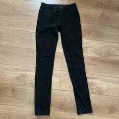 ブラック スキニーパンツ ボタン付き