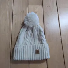 アイボリー ケーブル編みニット帽 ポンポン付き