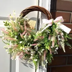造花 玄関リース 春色ピンクのラベンダーとモコモコグリーンのハーフリース 大きめ