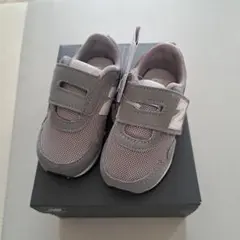 新品未使用New Balance 323 グレー　スニーカー　13.5