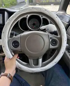 車ハンドルカバーホワイト キルティング ステアリングカバー 車 カーグッズのサムネイル
