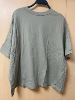 カーキ色 Tシャツ