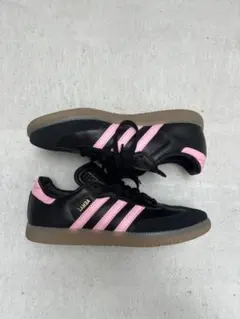 adidas 黒 ピンク スニーカー