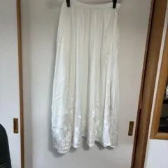 YoshieInaba ホワイト 刺繍入り フレアスカート ロング丈のサムネイル