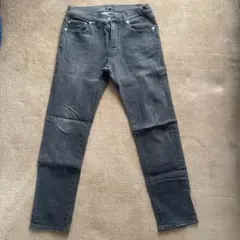 BEAMS ダークグレー スリムフィットジーンズ